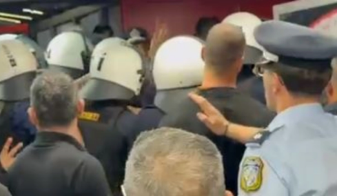 Ένταση στα αποδυτήρια του ΣΕΦ: Οι παίκτες του Παναθηναϊκού επιχείρησαν να βγουν στο παρκέ αλλά δυνάμεις των ΜΑΤ τους σταμάτησαν, βίντεο 