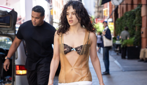 Το σέξι ballerina look της Rosalía στη Νέα Υόρκη
