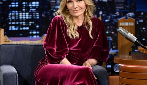 H Michelle Pfeiffer φόρεσε το ν. 1 χρώμα του φετινού φθινοπώρου 