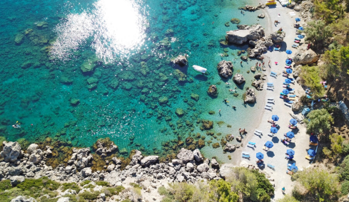 Επιχείρηση στη Ρόδο «κατέλαβε» την παραλία Άντονι Κουίν με ομπρελοκαθίσματα χωρίς να πληρώνει μίσθωμα
