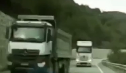 Τρόμος για οδηγό στην Τουρκία: Γλίτωσε διπλή σύγκρουση με φορτηγά που μπήκαν στο αντίθετο ρεύμα για να προσπεράσουν, δείτε βίντεο