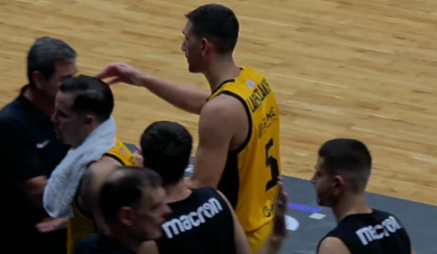 Ο Λαρεντζάκης απέφυγε τη χειραψία με τον Μπαρτζώκα μετά το τέλος του ΑΕΚ-Ολυμπιακός για το Super Cup Ελλάδας, δείτε βίντεο 