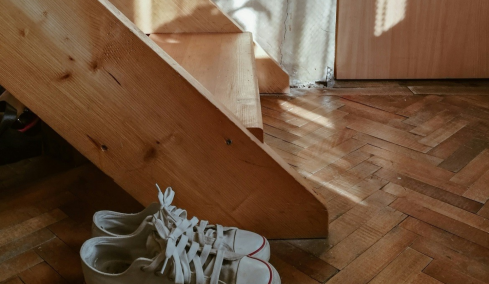 Τελικά να βγάζουμε τα παπούτσια μας προτού μπούμε στο σπίτι; Τι απαντά μια μικροβιολόγος
