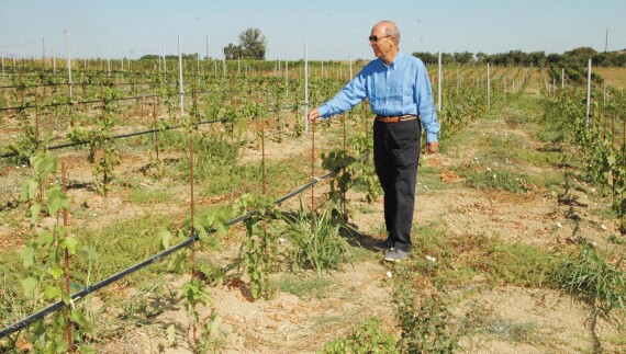 Ο Κώστας Σημίτης πίσω από τον δημόσιο άνδρα: Τα στέκια και οι παρέες, η Σίφνος και τα πέντε τσιγάρα τη μέρα