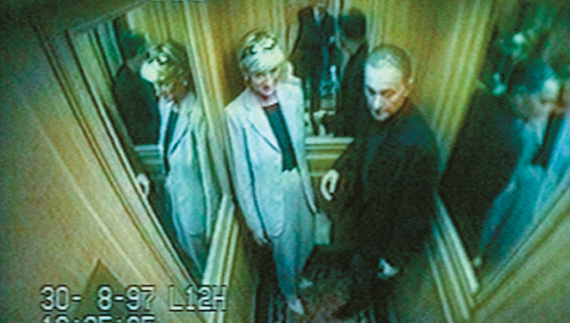 28 χρόνια από τον θάνατο της Νταϊάνα - Η θυελλώδης ζωή της «πριγκίπισσας του λαού», το άδοξο τέλος και οι θεωρίες συνωμοσίας