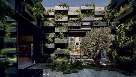 Τζορτζ Ταβέλης, a spa-cial man 