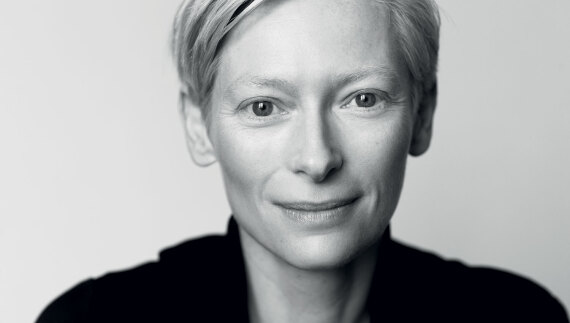 Τίλντα Σουίντον: Η μούσα των όσκαρ και της μόδας στην Αθήνα