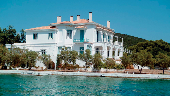 Άνια Εμπειρίκου: Η νεότερη απόγονος της οικογένειας δηλώνει υπερήφανη για την ελληνική καταγωγή της