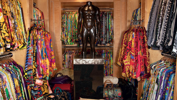 Ο Έλτον Τζον βγάζει σε δημοπρασία 900 έργα τέχνης και προσωπικά του αντικείμενα, προκαλώντας φρενίτιδα σε συλλέκτες και φαν