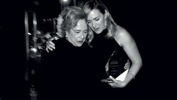 Κέιτ Γουίνσλετ: H νέα της ηρωίδα μοιάζει ξεκαρδιστικά πανούργα και ανατριχιαστικά επίκαιρη