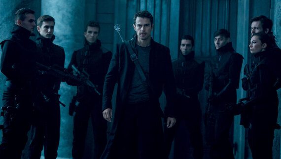 Τέο Τζέιμς, o Έλληνας θεός του Netflix - «Αν έπαιρνα τον ρόλο του Μποντ, θα με φώναζαν Μποντόπουλο»