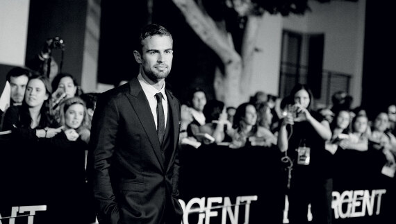 Τέο Τζέιμς, o Έλληνας θεός του Netflix - «Αν έπαιρνα τον ρόλο του Μποντ, θα με φώναζαν Μποντόπουλο»