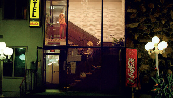 Ποια είναι η Nadia Lee Cohen που ορκίζονται στο όνομά της τα μεγαλύτερα fashion brands