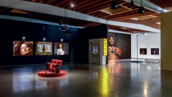 Ποια είναι η Nadia Lee Cohen που ορκίζονται στο όνομά της τα μεγαλύτερα fashion brands