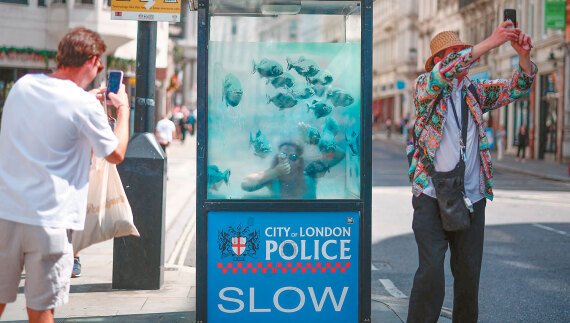 Banksy: Κανείς δεν ξέρει τον graffiti artist που τρέλανε το Λονδίνο... εκτός από τον Έλληνα μάνατζέρ του