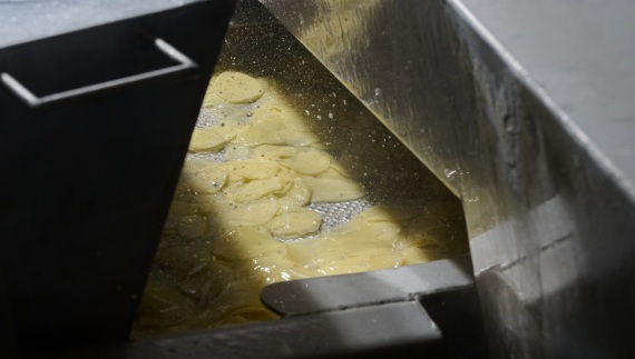 Tsakiris Chips: Τα πατατάκια που έχουν κερδίσει μια θέση στην καρδιά μας εδώ και 70 χρόνια