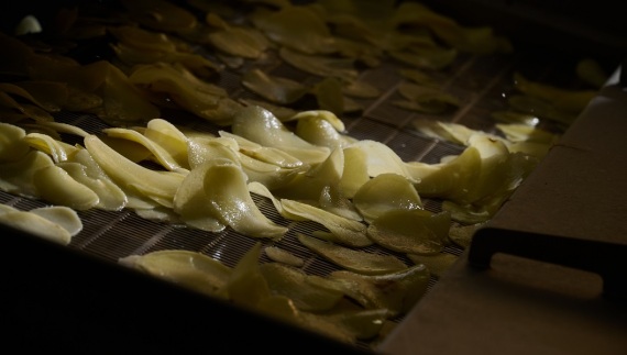 Tsakiris Chips: Τα πατατάκια που έχουν κερδίσει μια θέση στην καρδιά μας εδώ και 70 χρόνια