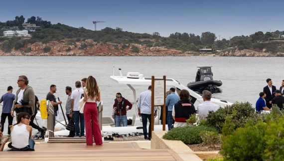 Ήλιος, θάλασσα και μια παγκόσμια πρεμιέρα υψηλής αισθητικής στην Αθηναϊκή Ριβιέρα