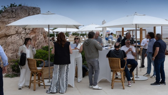 Ήλιος, θάλασσα και μια παγκόσμια πρεμιέρα υψηλής αισθητικής στην Αθηναϊκή Ριβιέρα