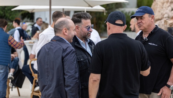 Ήλιος, θάλασσα και μια παγκόσμια πρεμιέρα υψηλής αισθητικής στην Αθηναϊκή Ριβιέρα