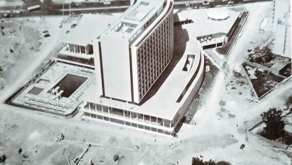 Πότε ήρθαν οι πρώτοι τουρίστες στην Ελλάδα: Η «βαριά βιομηχανία» από τα Ξενία μέχρι τα εξάστερα