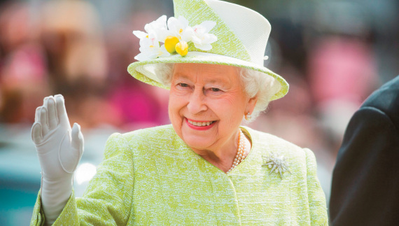 Τα ρούχα της Ελισάβετ που έγραψαν ιστορία: Από παρανυφάκι στον ελληνικό γάμο, μέχρι τη στέψη - Τα χρώματα και οι συμβολισμοί