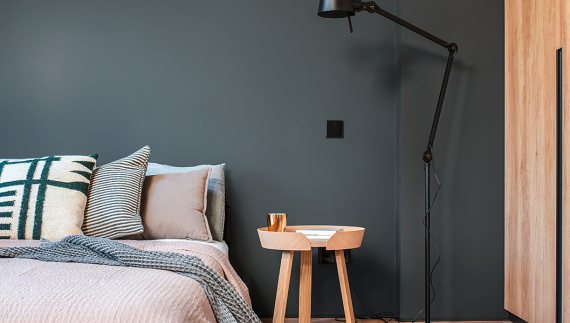 Ένας τοίχος, ένα κλικ, και το σπίτι ξαναγεννιέται  χρωματικά