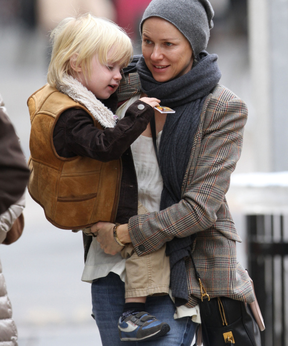 Κάι Σράιμπερ: Το λαμπερό ντεμπούτο στη μόδα και η ανεκτίμητη στήριξη της οικογένειάς της