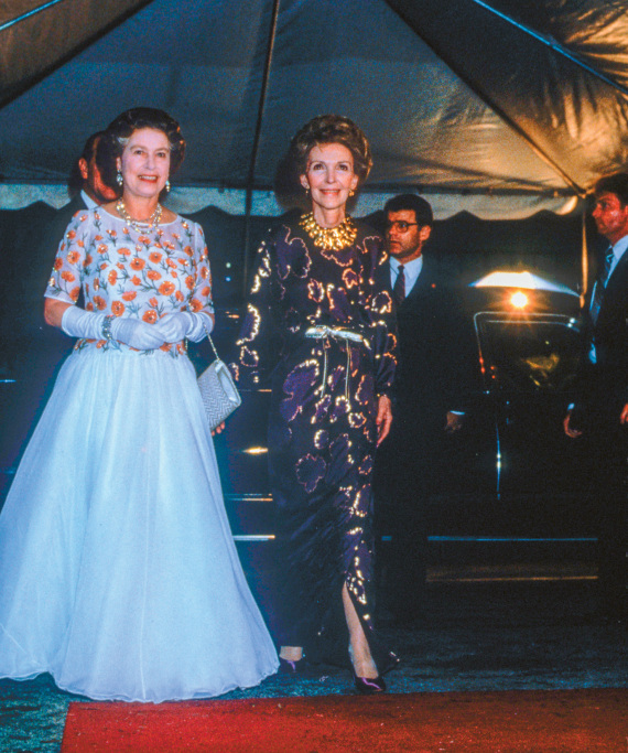 Τα ρούχα της Ελισάβετ που έγραψαν ιστορία: Από παρανυφάκι στον ελληνικό γάμο, μέχρι τη στέψη - Τα χρώματα και οι συμβολισμοί