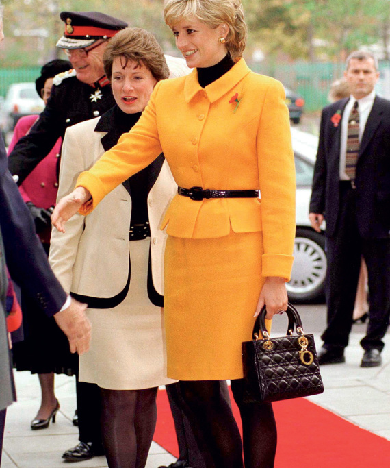 Versace: Nέο ντοκιμαντέρ εξετάζει τον βίο και την πολιτεία του εκκεντρικού μετρ της μόδας