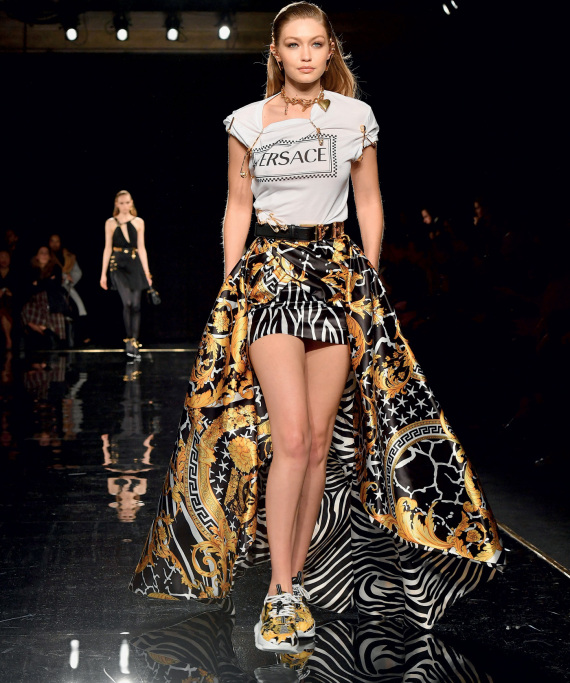 Versace: Nέο ντοκιμαντέρ εξετάζει τον βίο και την πολιτεία του εκκεντρικού μετρ της μόδας