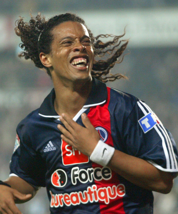 Ροναλντίνιο: Ο Βραζιλιάνος που «έσπαγε αστραγάλους» με το χαμόγελο στα χείλη