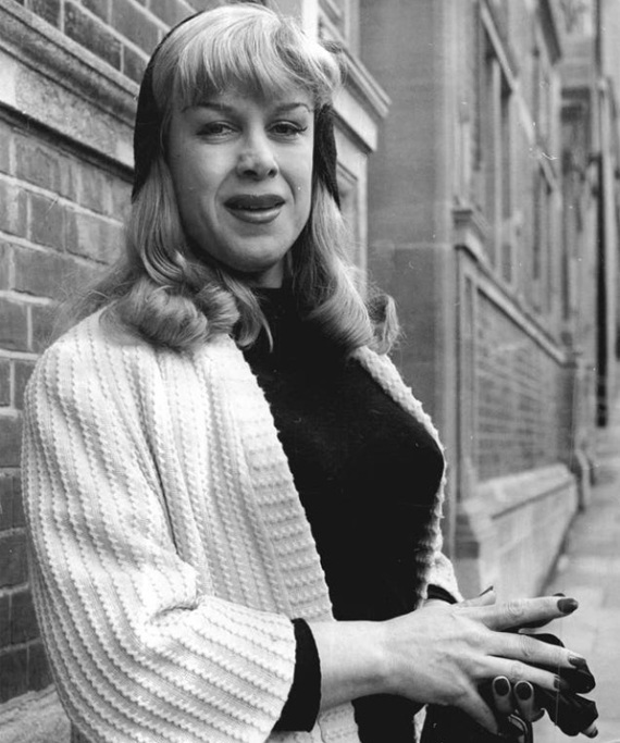 Μάικλ Ντίλον: Ο πρώτος τρανς άνδρας που έγινε μοναχός