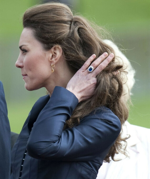 Ενωμένα πόδια, χειροφίλημα, ποτέ στο ίδιο αεροπλάνο: Το βασιλικό πρωτόκολλο για κάθε περίσταση