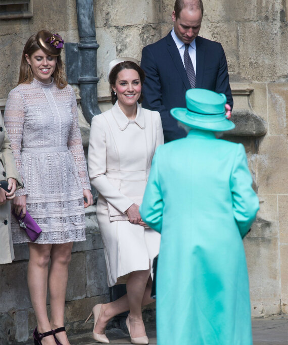 Ενωμένα πόδια, χειροφίλημα, ποτέ στο ίδιο αεροπλάνο: Το βασιλικό πρωτόκολλο για κάθε περίσταση