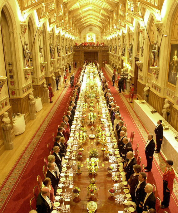 Ενωμένα πόδια, χειροφίλημα, ποτέ στο ίδιο αεροπλάνο: Το βασιλικό πρωτόκολλο για κάθε περίσταση