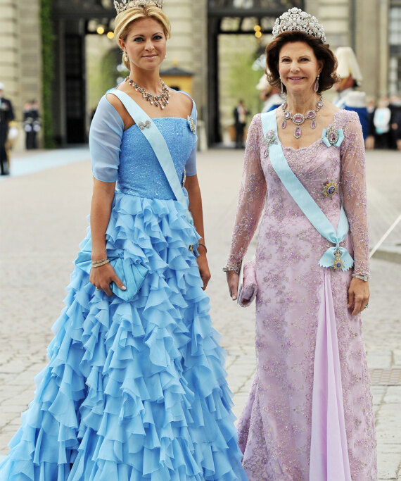 Ενωμένα πόδια, χειροφίλημα, ποτέ στο ίδιο αεροπλάνο: Το βασιλικό πρωτόκολλο για κάθε περίσταση