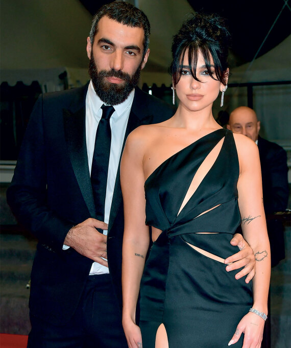 Dua Lipa: Η superstar σχεδιάζει για τον Versace