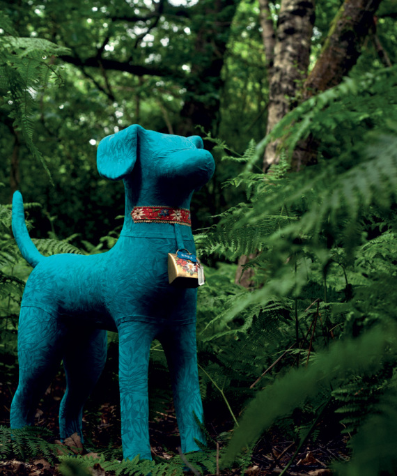 Ποια είναι η Σουηδέζα εικαστικός που δημιουργεί γλυπτά σκυλάκια