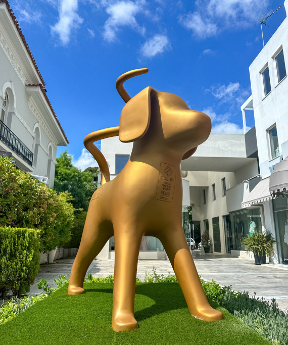 Ποια είναι η Σουηδέζα εικαστικός που δημιουργεί γλυπτά σκυλάκια