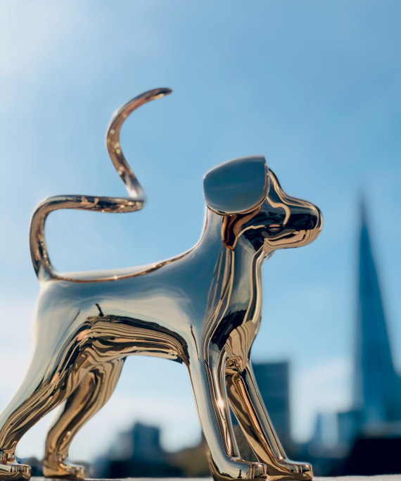 Ποια είναι η Σουηδέζα εικαστικός που δημιουργεί γλυπτά σκυλάκια