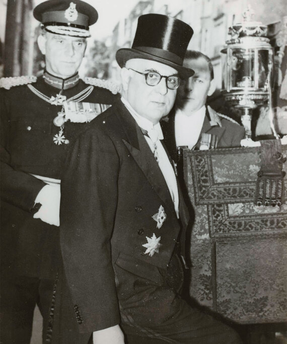 Γιώργος Σεφέρης: Άγνωστες ιστορίες  για το Νόμπελ που μας σήκωσε «λίγο ψηλότερα»