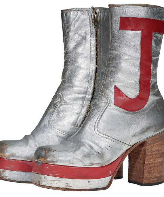 Ο Έλτον Τζον βγάζει σε δημοπρασία 900 έργα τέχνης και προσωπικά του αντικείμενα, προκαλώντας φρενίτιδα σε συλλέκτες και φαν