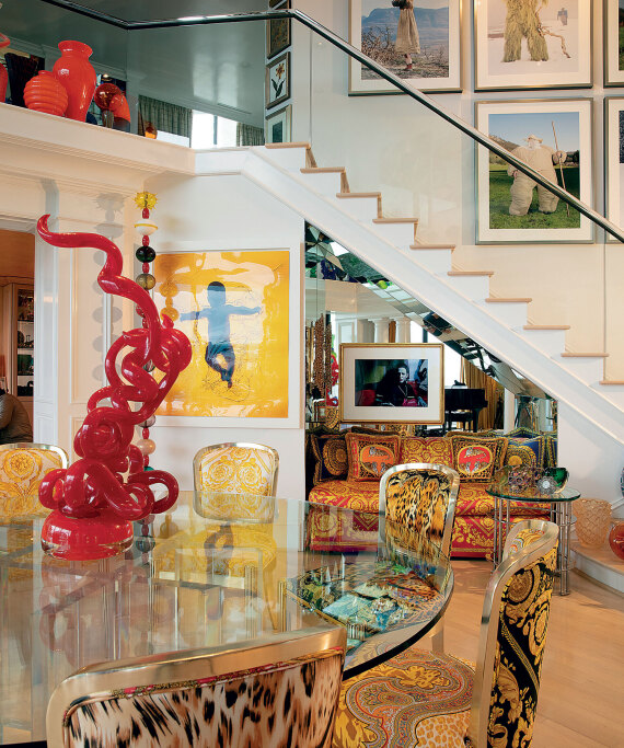 Ο Έλτον Τζον βγάζει σε δημοπρασία 900 έργα τέχνης και προσωπικά του αντικείμενα, προκαλώντας φρενίτιδα σε συλλέκτες και φαν