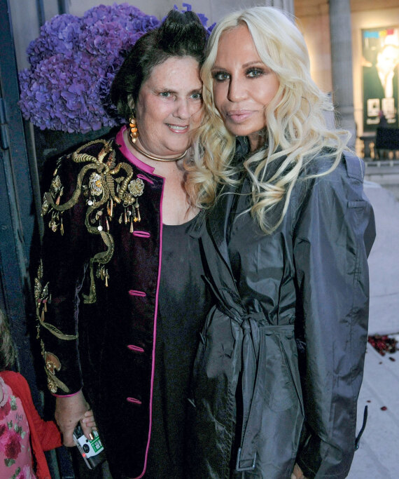 Menkes: Η καυστική πένα της μόδας