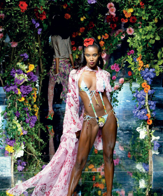 Ναόμι Κάμπελ: Tο Mουσείο Victoria & Albert την τιμά με μια έκθεση-ωδή στα έργα και τις ημέρες της