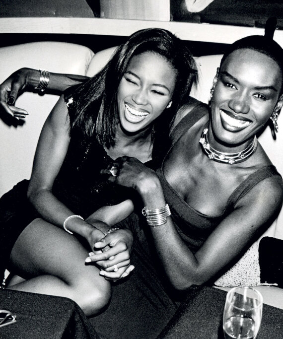 Ναόμι Κάμπελ: Tο Mουσείο Victoria & Albert την τιμά με μια έκθεση-ωδή στα έργα και τις ημέρες της