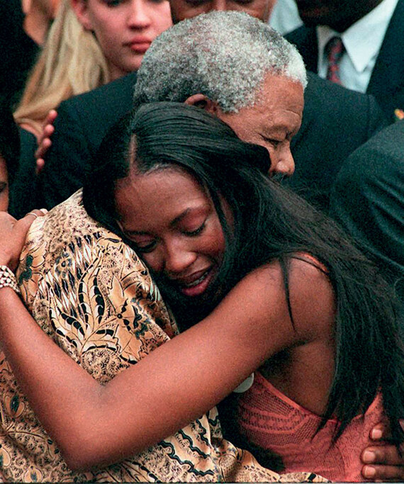 Ναόμι Κάμπελ: Tο Mουσείο Victoria & Albert την τιμά με μια έκθεση-ωδή στα έργα και τις ημέρες της