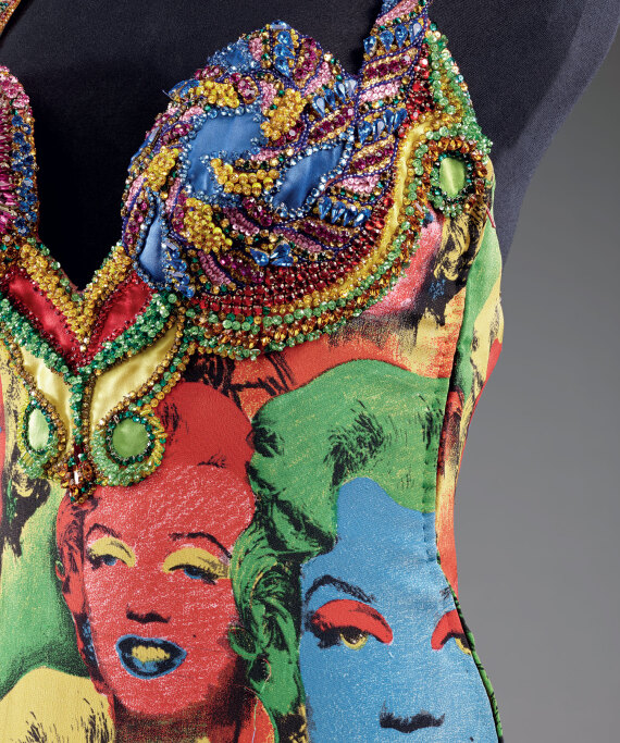 Ναόμι Κάμπελ: Tο Mουσείο Victoria & Albert την τιμά με μια έκθεση-ωδή στα έργα και τις ημέρες της