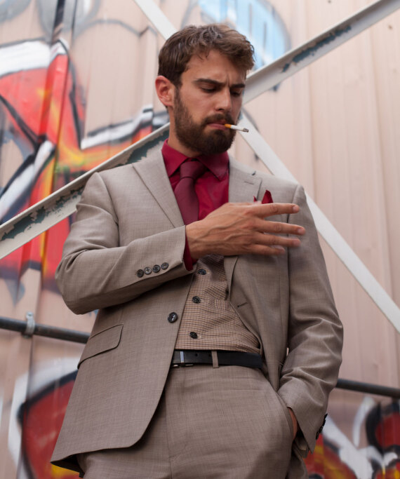 Τέο Τζέιμς, o Έλληνας θεός του Netflix - «Αν έπαιρνα τον ρόλο του Μποντ, θα με φώναζαν Μποντόπουλο»